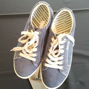 Taos tennis shoe